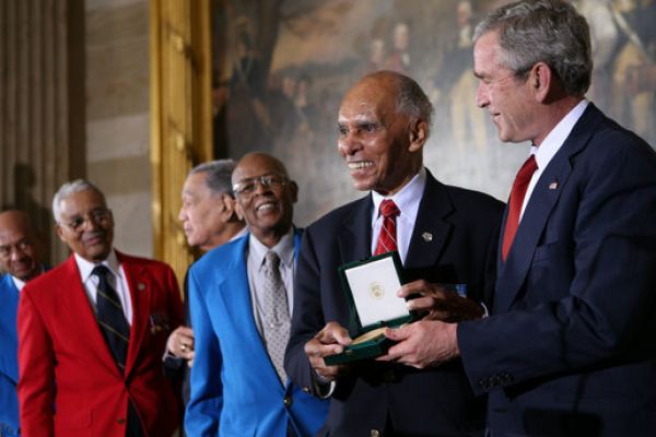 tuskegee-airman-us-congressional-gold-medals3EB172C5-E9E0-6F4B-F368-BA2E08BCC9B7.jpg