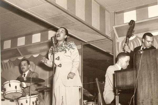billie-holiday00594CB39BE-922E-E98C-3326-F521B4E1693E.jpg
