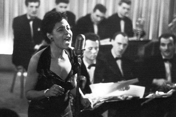 billie-holiday01E6C89D34-6B3E-CD52-46F6-5D46240955F1.jpg